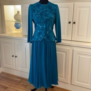 RIMINI size 4 vintage ladies elegant suit. Beautiful embroidery on front.